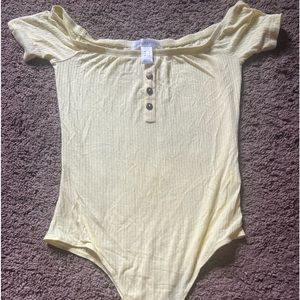 Yellow bodysuit 🌻🌼